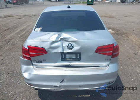 2015 Volkswagen Jetta 1.8T Se z USA, uszkodzony, nr VIN 3VWD17AJ7FM421327